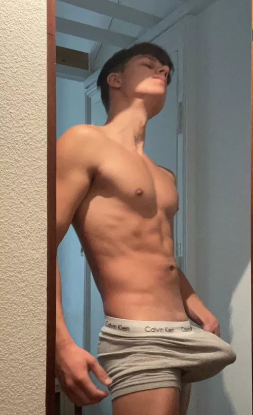 (19)Do you like my bulge?