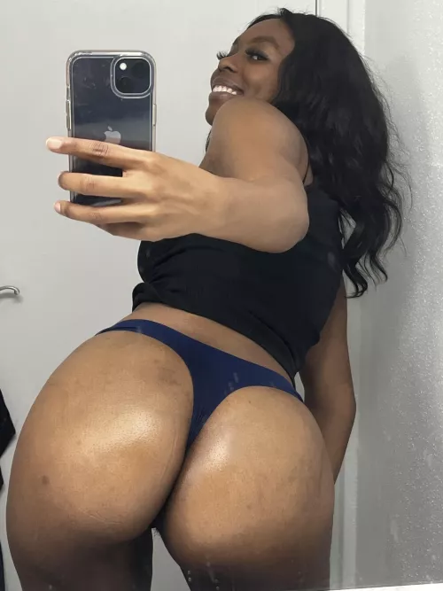 Admire this ass 