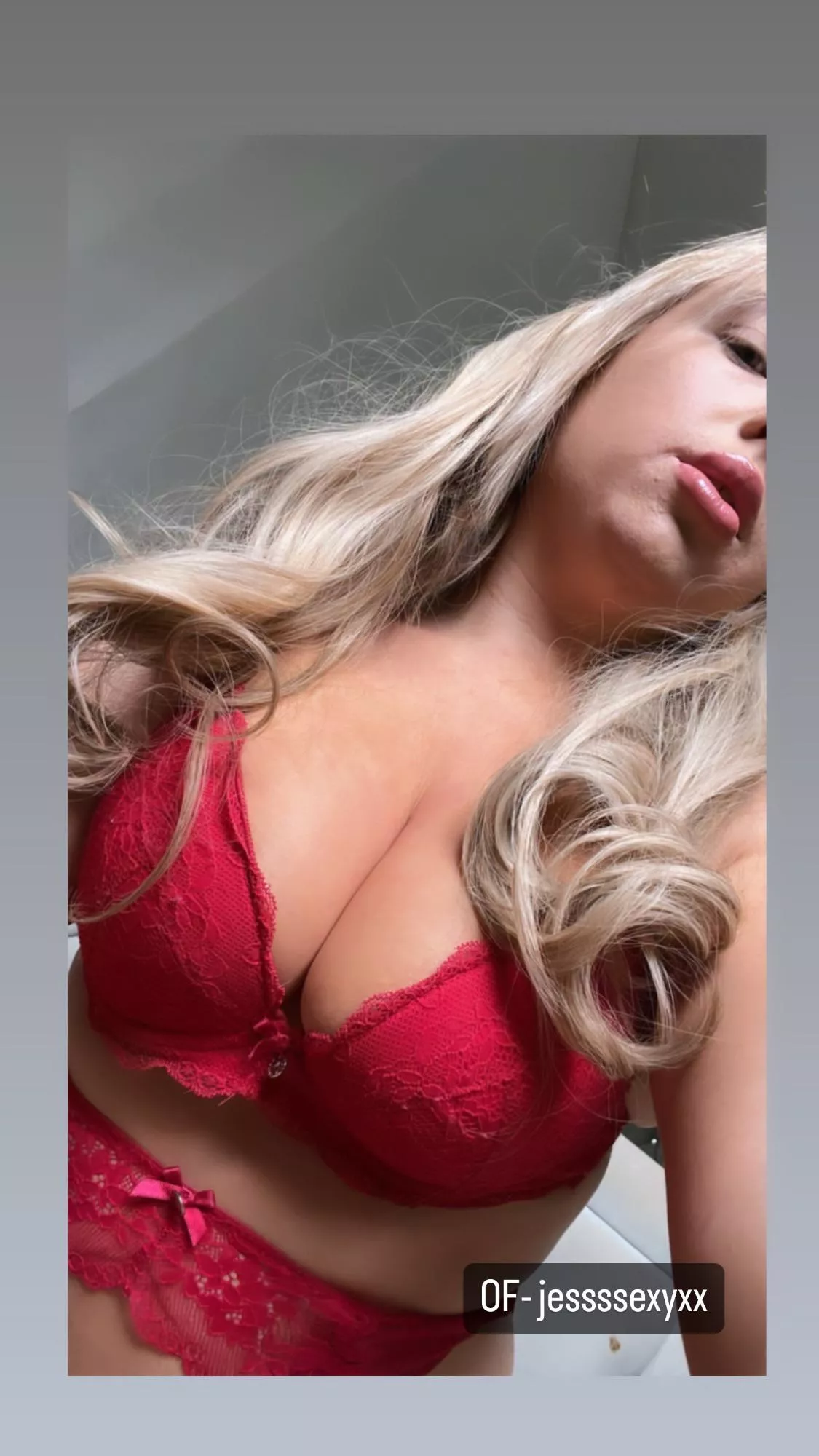 Do ya like a filthy blonde 