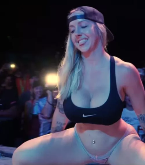 Does anyone know who this chick is or if I can find the video from this pic ???? DM ME DM ME !!!!