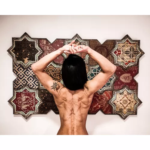 I see a butterfly on the middle of my back (F)