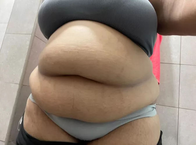 I’m a lil bloated 🤰🏻🙈 Send TLC pleaseee