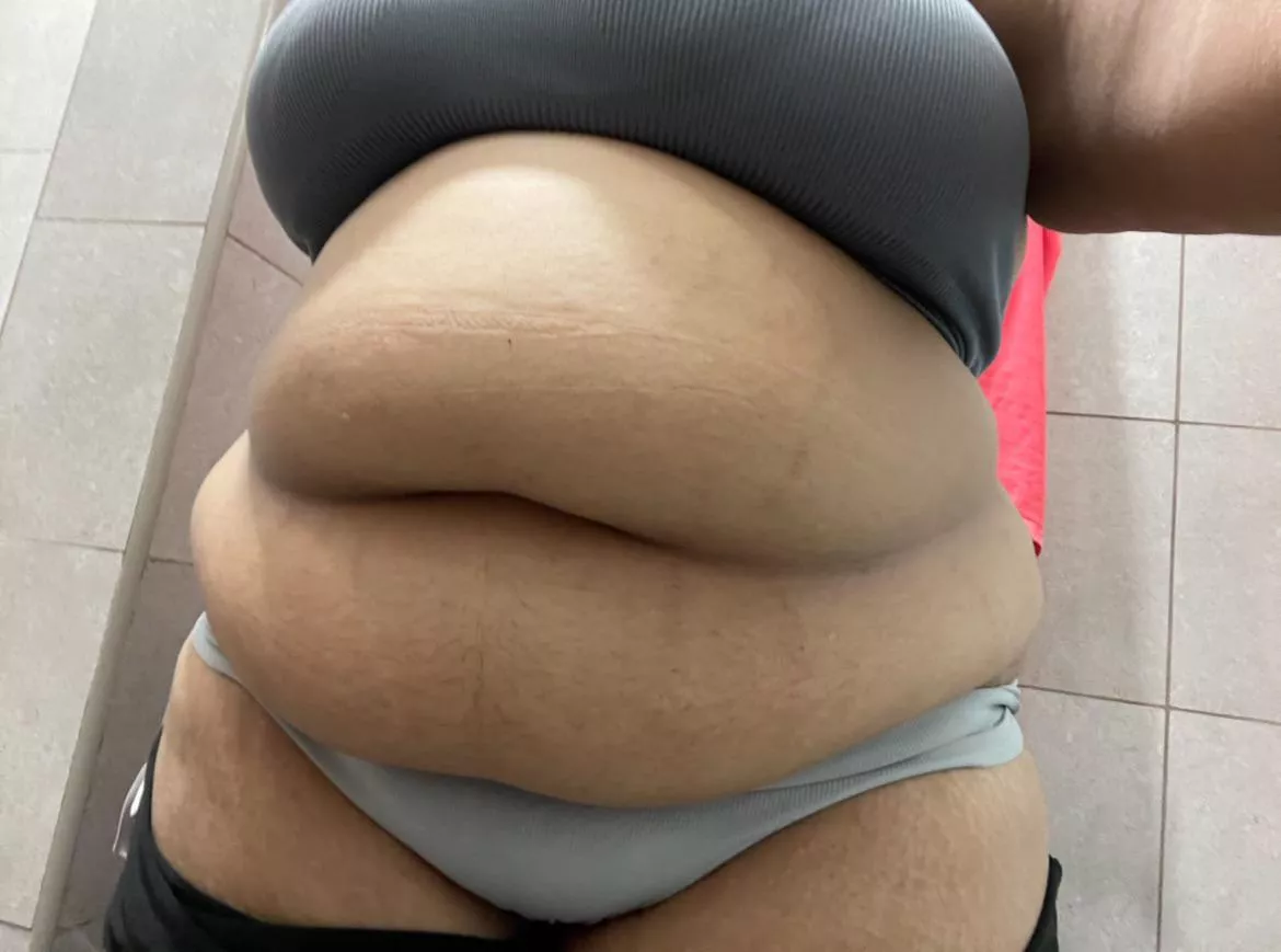 I’m a lil bloated 🤰🏻🙈 Send TLC pleaseee