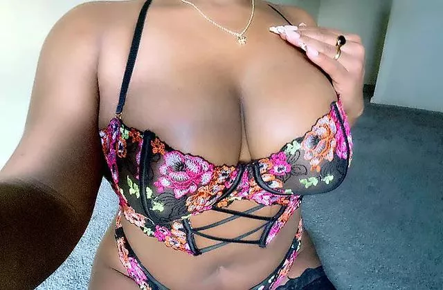 In Bloom. 🌺🍃🍊