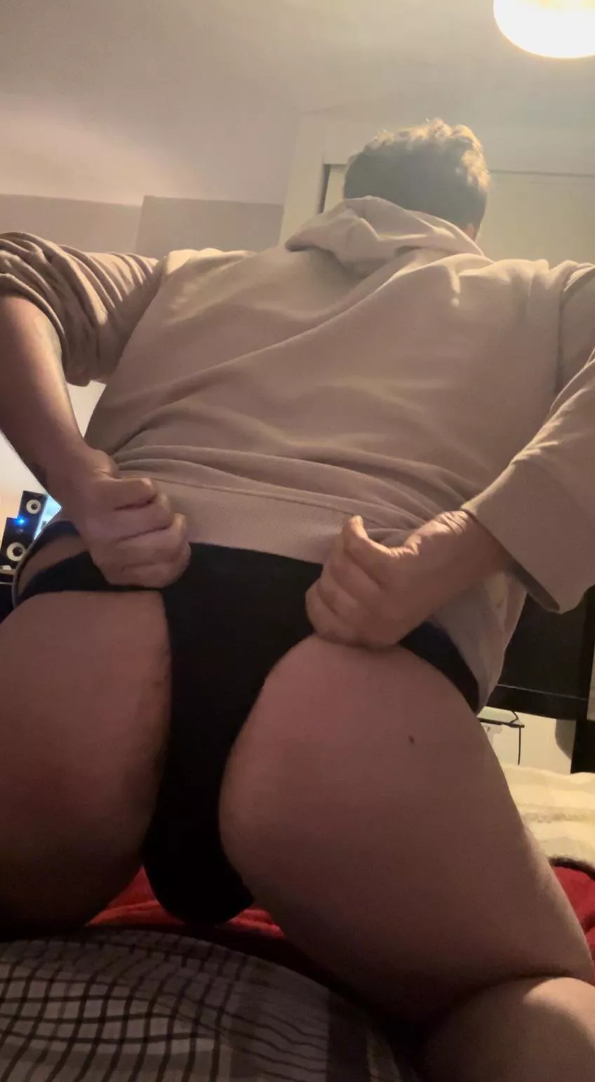 I’ve never done anything with a guy but I’m craving cock 🙈 dm’s open, feeling extra naughty 