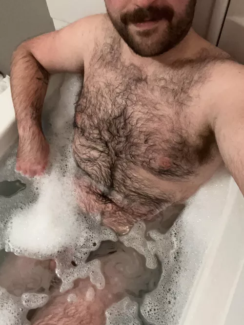 Just a hairy cub relaxing in the tub 🛀