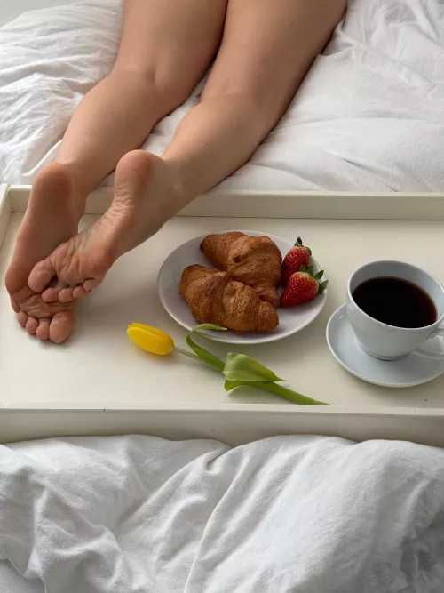 Tiffany who? Wanna have breakfast in bed like this?