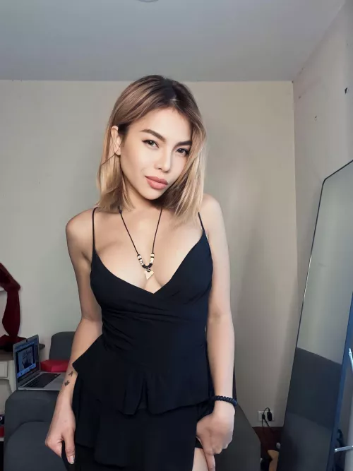 Would you secretly take advantage of your roommate's beauty? 💡