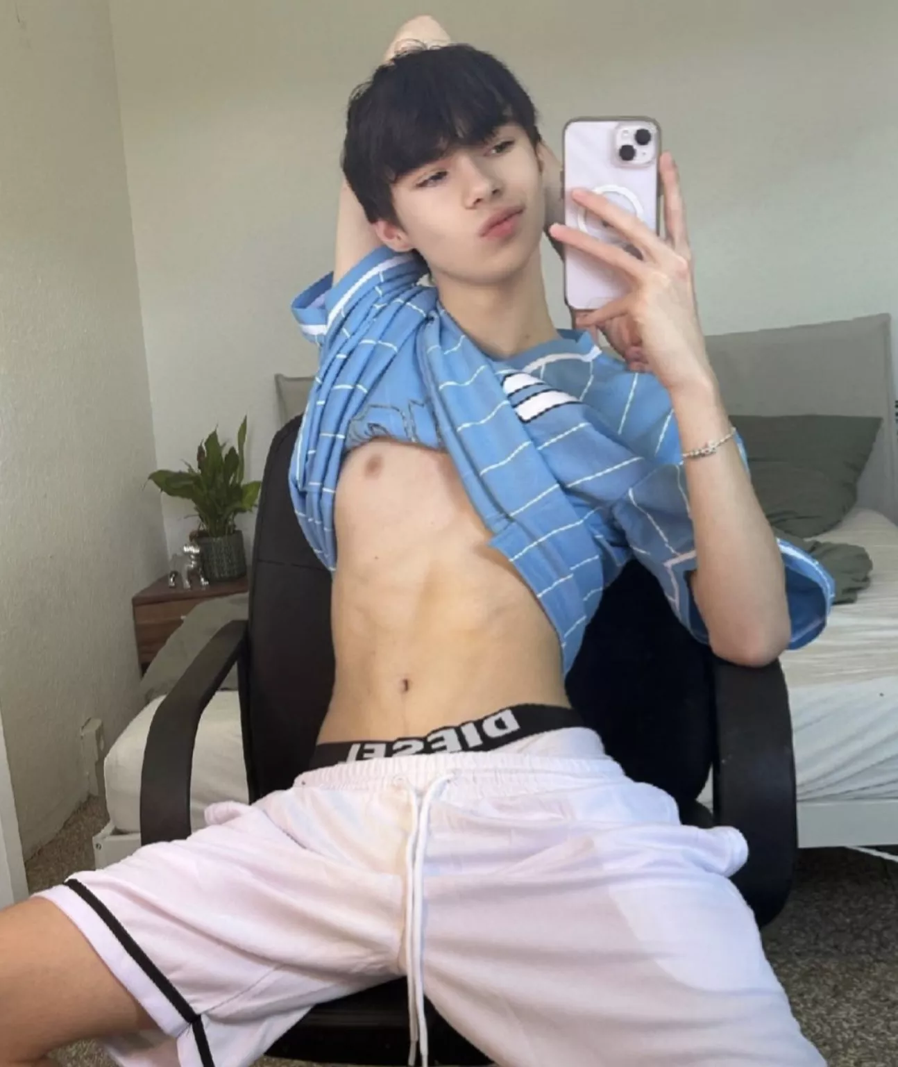 19' 125lbs surfer boy hii who are you? :3 19' 125lbs surfer boy hii who are you? :3