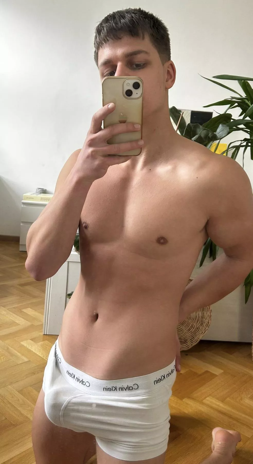 (19)Do you like my bulge?