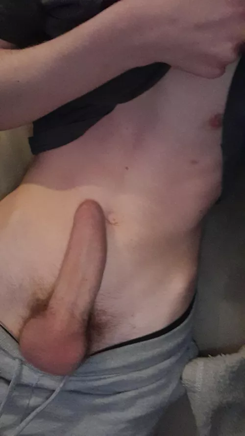 21 Bottom Essex, Boyfriend in the other room I wanna look at some hot vids and dicks 👀