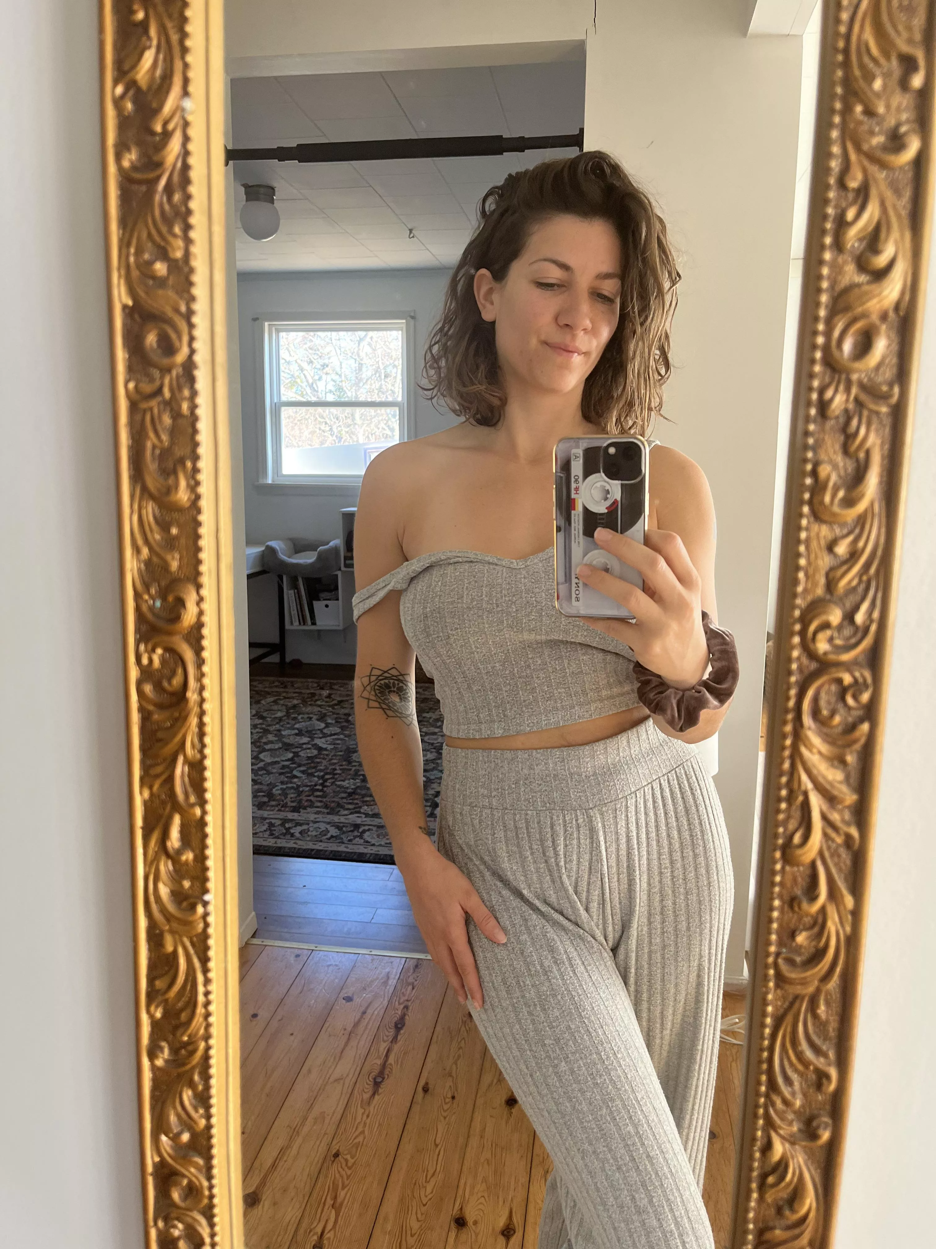 Braless in my lounge suit 💁🏻‍♀️