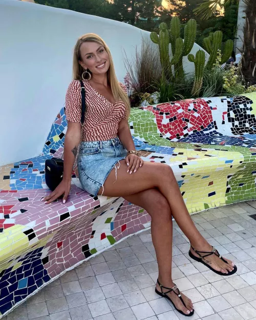 First post, love a good tight skirt!