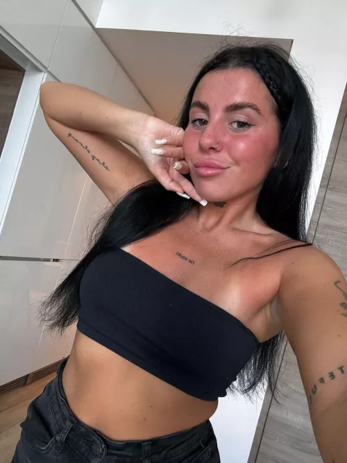 hope im looking hot in this black top