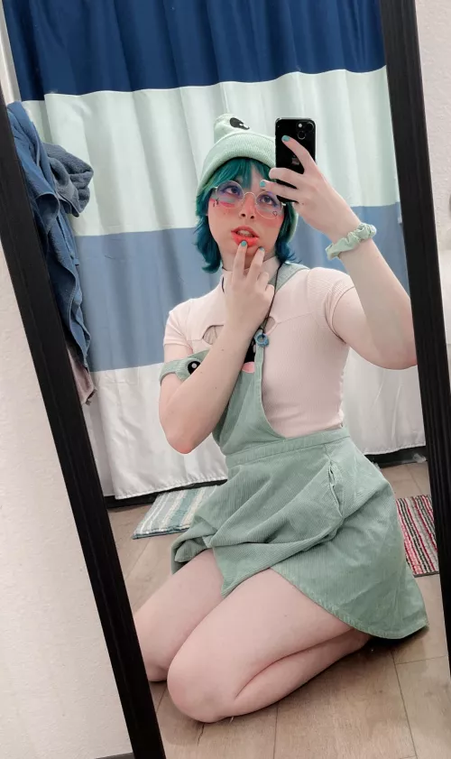 I dyed my hair yesterday and wanted to show it off. Also note the frogs everywhere