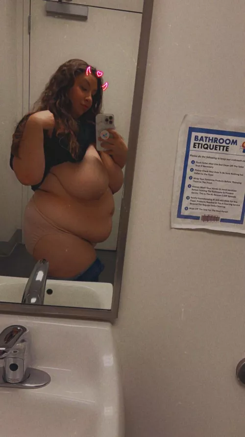 I just love my belly here😍