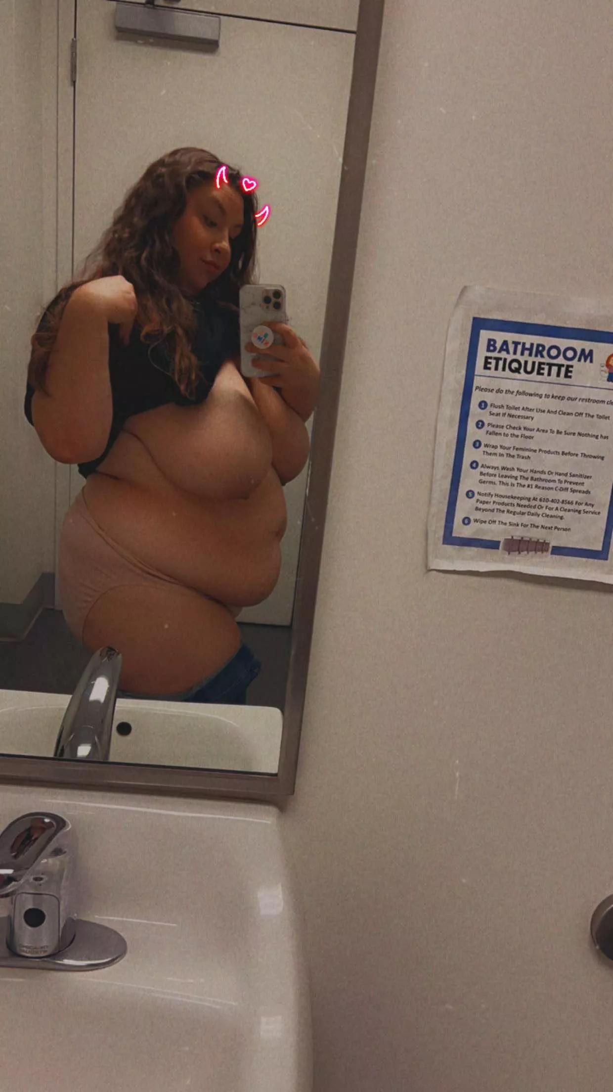 I just love my belly here😍