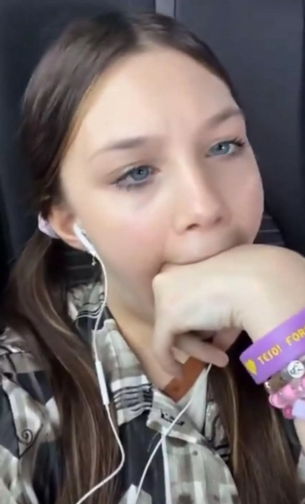 I saw this on twitter awhile ago but I accidentally deleted the video I had of it and just can’t find it it (it was like 20 seconds long)