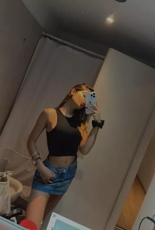 Is this top looking great on me? [18F]