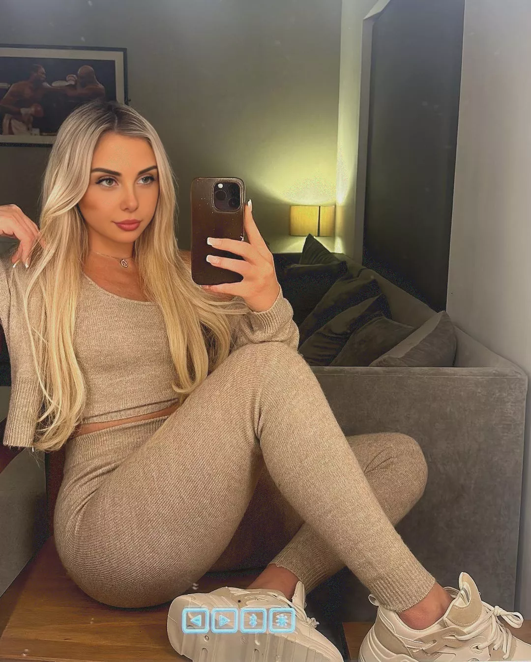 just come and squezee my leggings babe