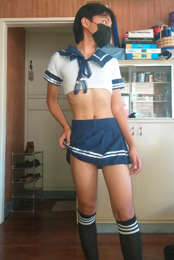 Loving this sailor outfit!