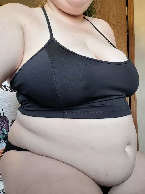 Luckily black is always incredibly slimming! 🖤💣