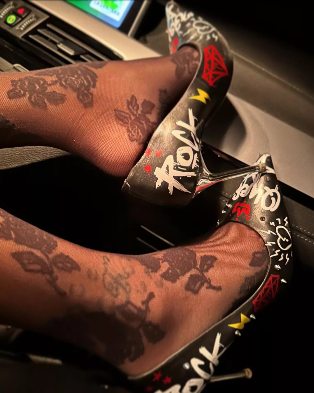 My Boyfriend drive, I'm texting to you, Daddy...