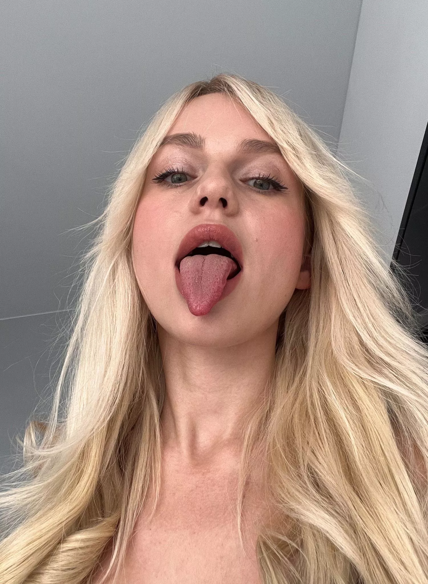 Nothing turns me on more than a firm hand delivering some deliciously rough face slaps