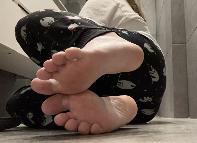 Smell and lick my inner soles for maximum sweetness