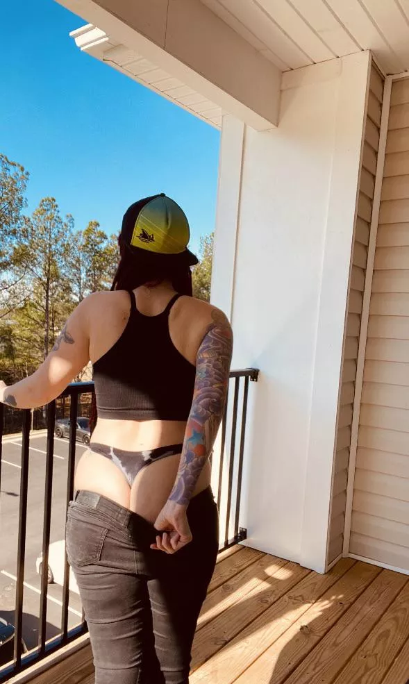 The naked window neighbor 