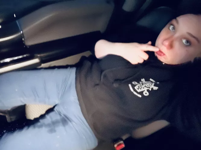 This bratty girl leaked her Little Kings at the theater😊