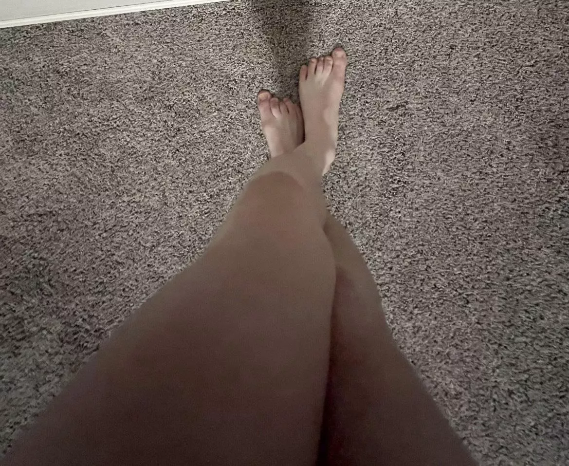 What color should I paint my toes?💅