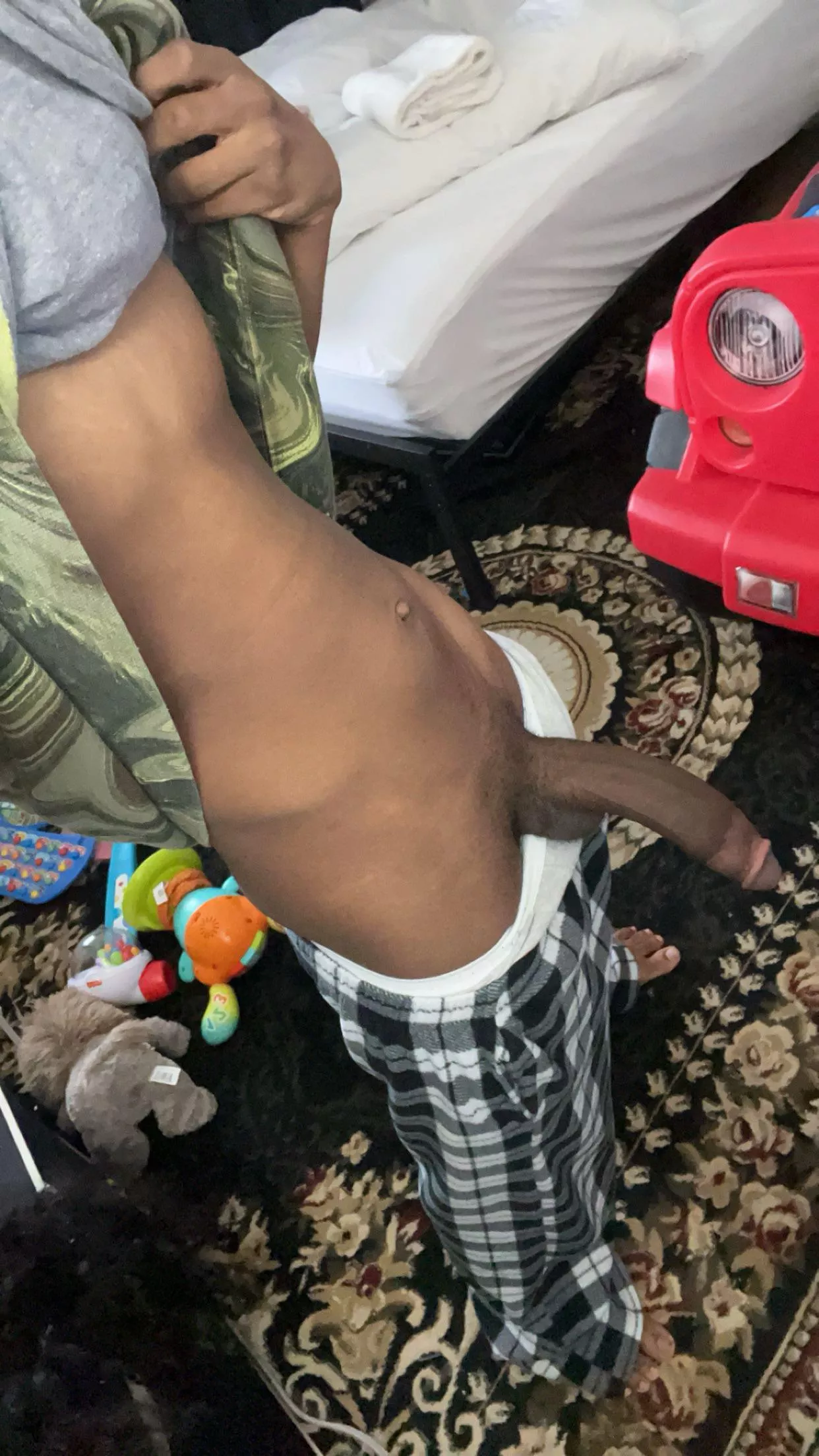 19. bored rn. dick pics anyone?