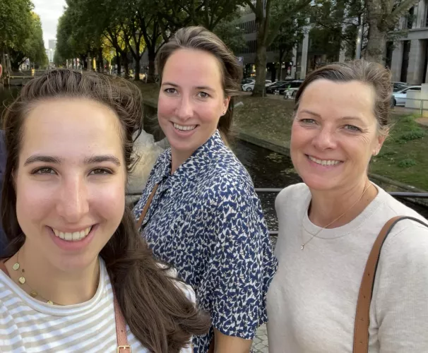 [3] who would you like to give a facefuck and cum all over her face?