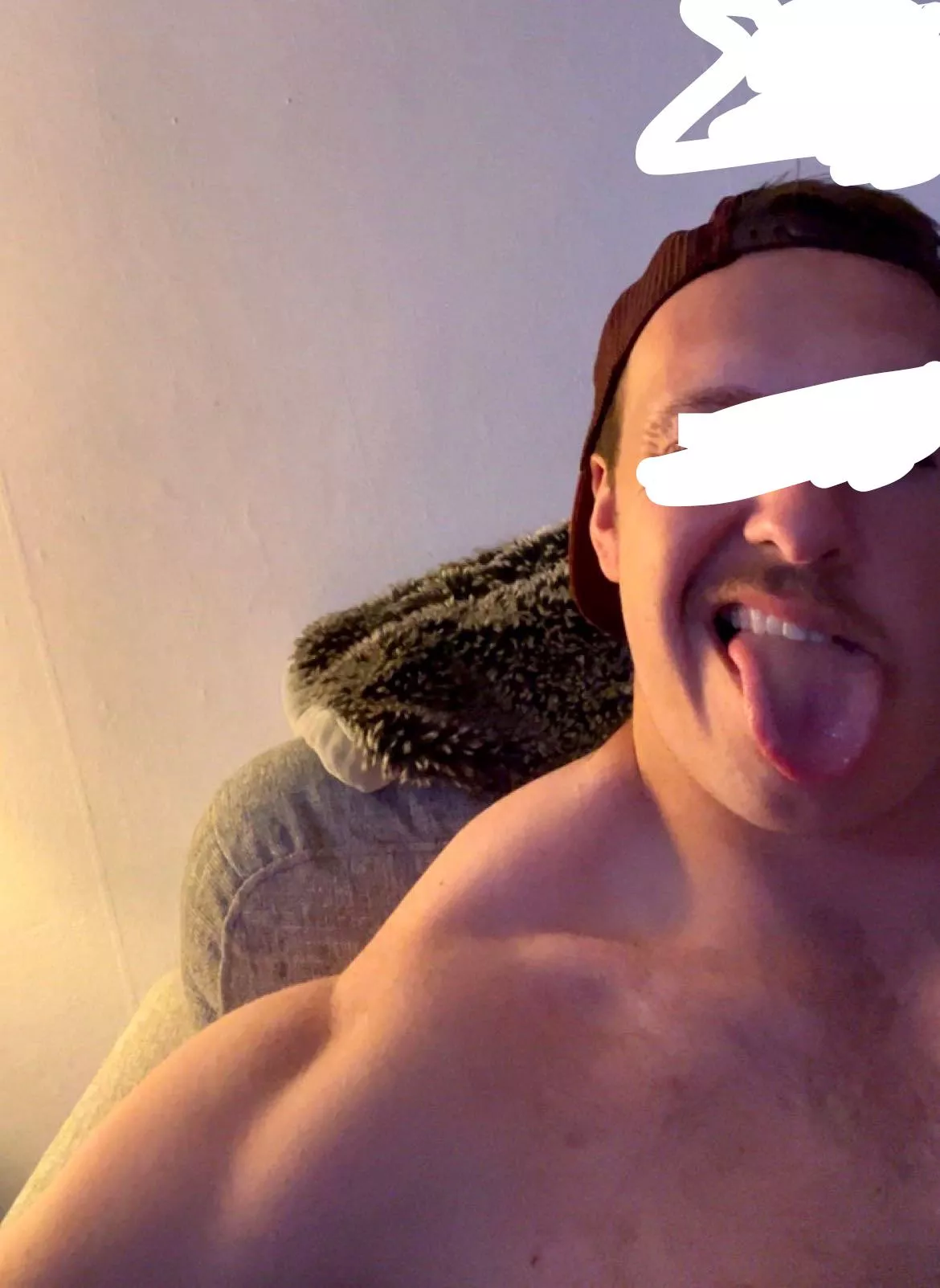 33 verbal dom looking to cum. Younger++ Face ++. Live++ DogDaddy_2022