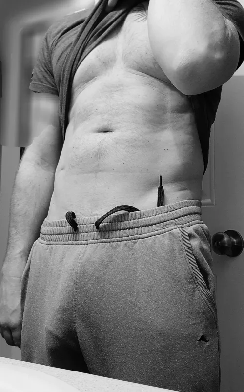 [39]M If you saw this bulge in the gym, what's your first move?