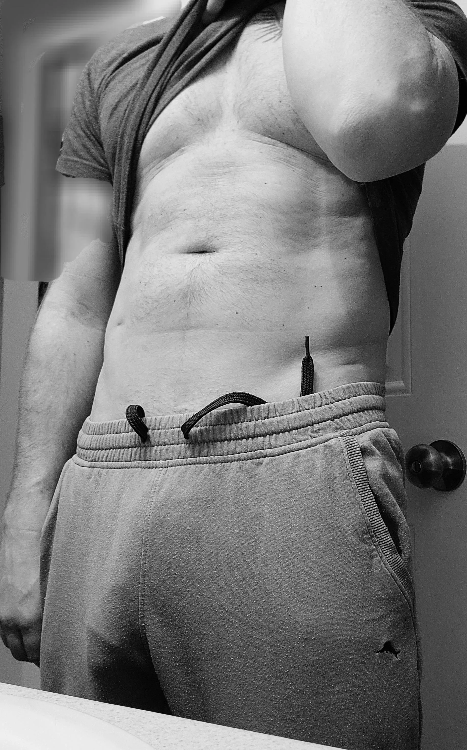 [39]M If you saw this bulge in the gym, what's your first move?