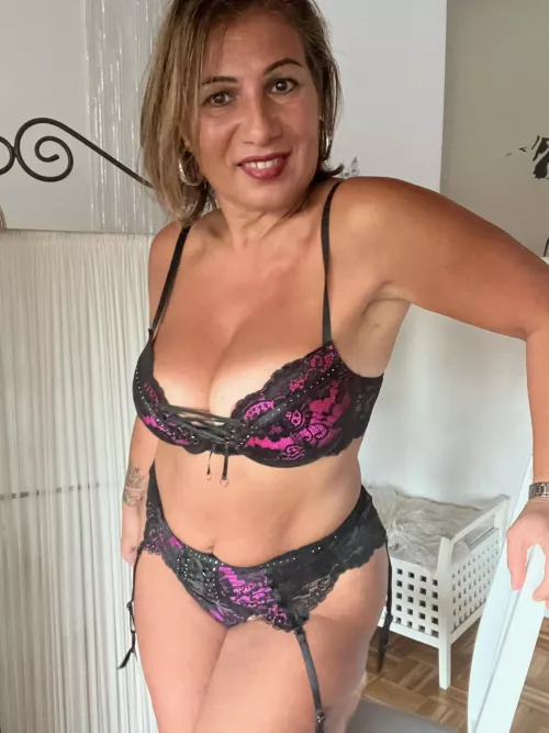 53yo Italian milf from NJ is waiting for u to have some naughty fun ;-)