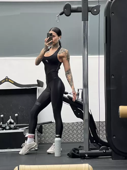 Am I cute in this gym outfit