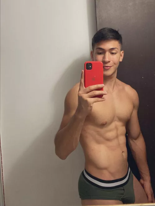 anyone wanna meet me in the bathroom 😳