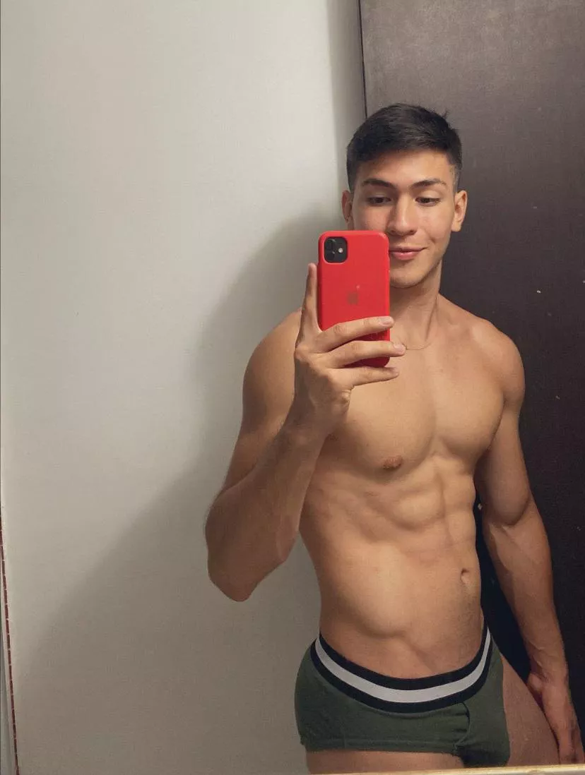 anyone wanna meet me in the bathroom 😳