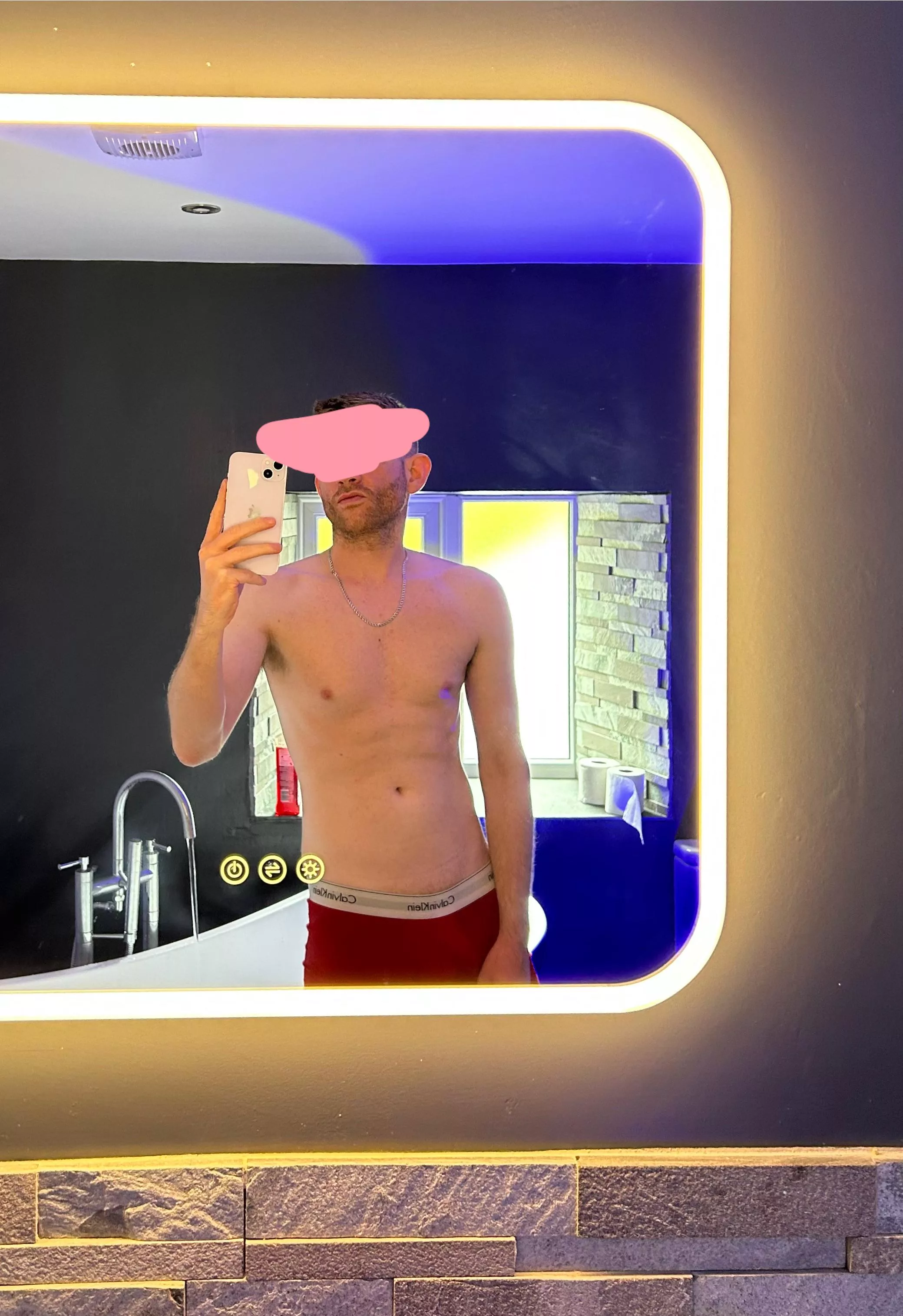 Anyone wanna roleplay as my stepson, start by accidentally snapping me a nude. Hmu with asl then start with nude Nathanuk111