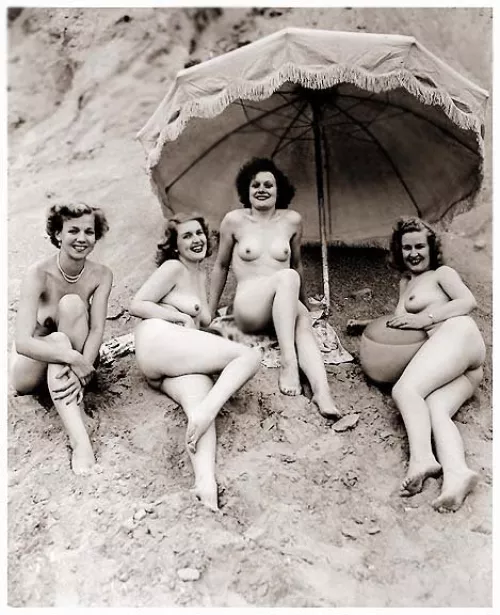 Beach babes (1940s)
