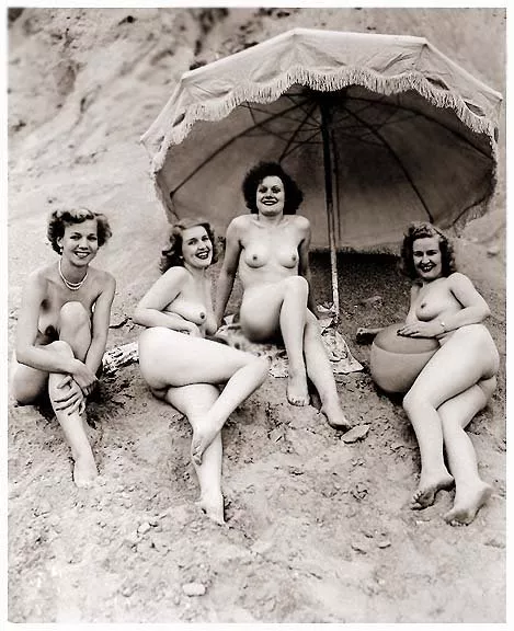Beach babes (1940s)