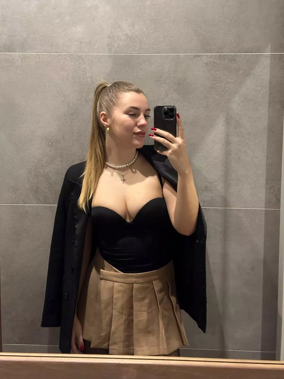 can i wear this skirt on our fist date?