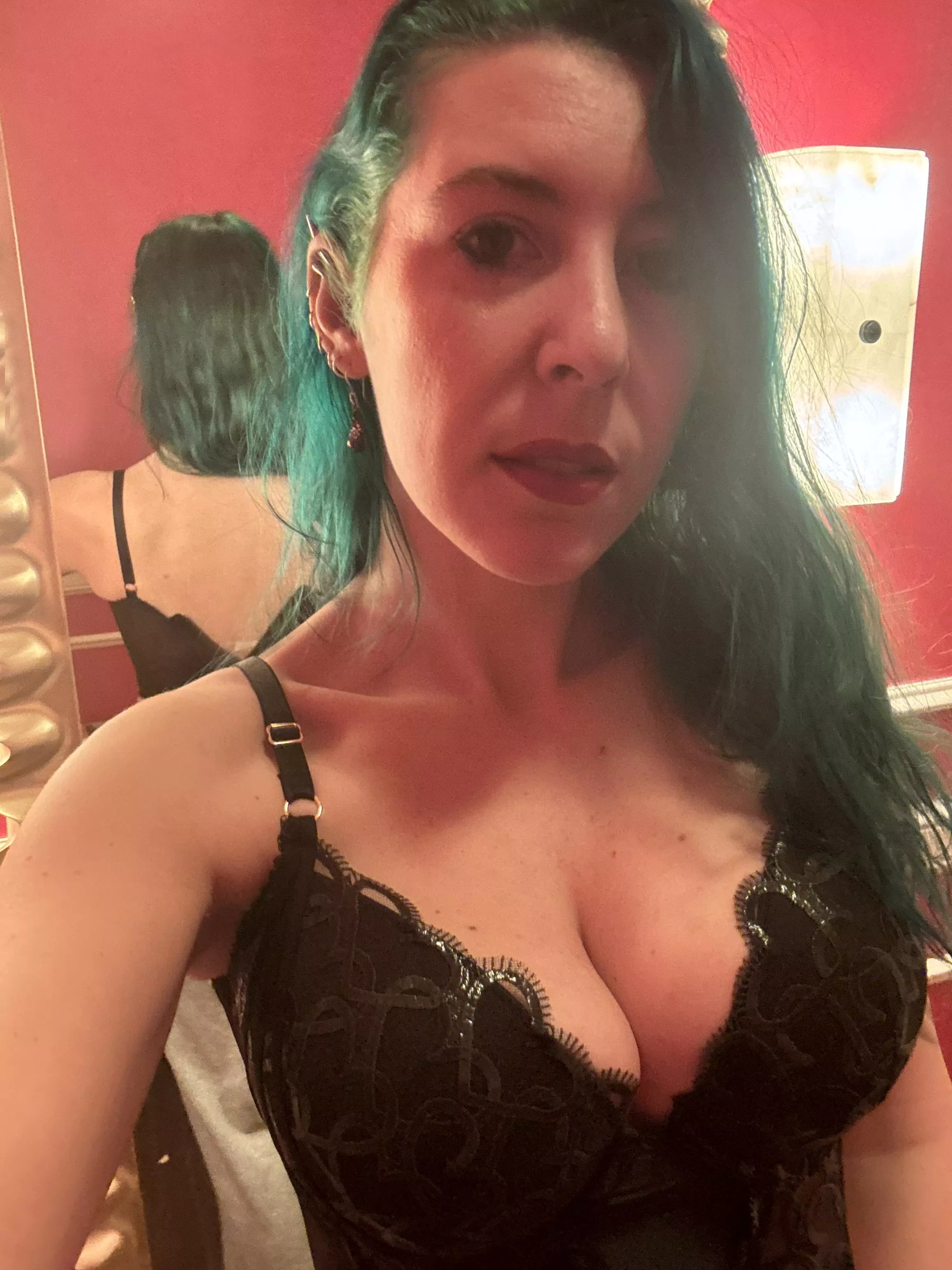 Corsetted cleavage [image]