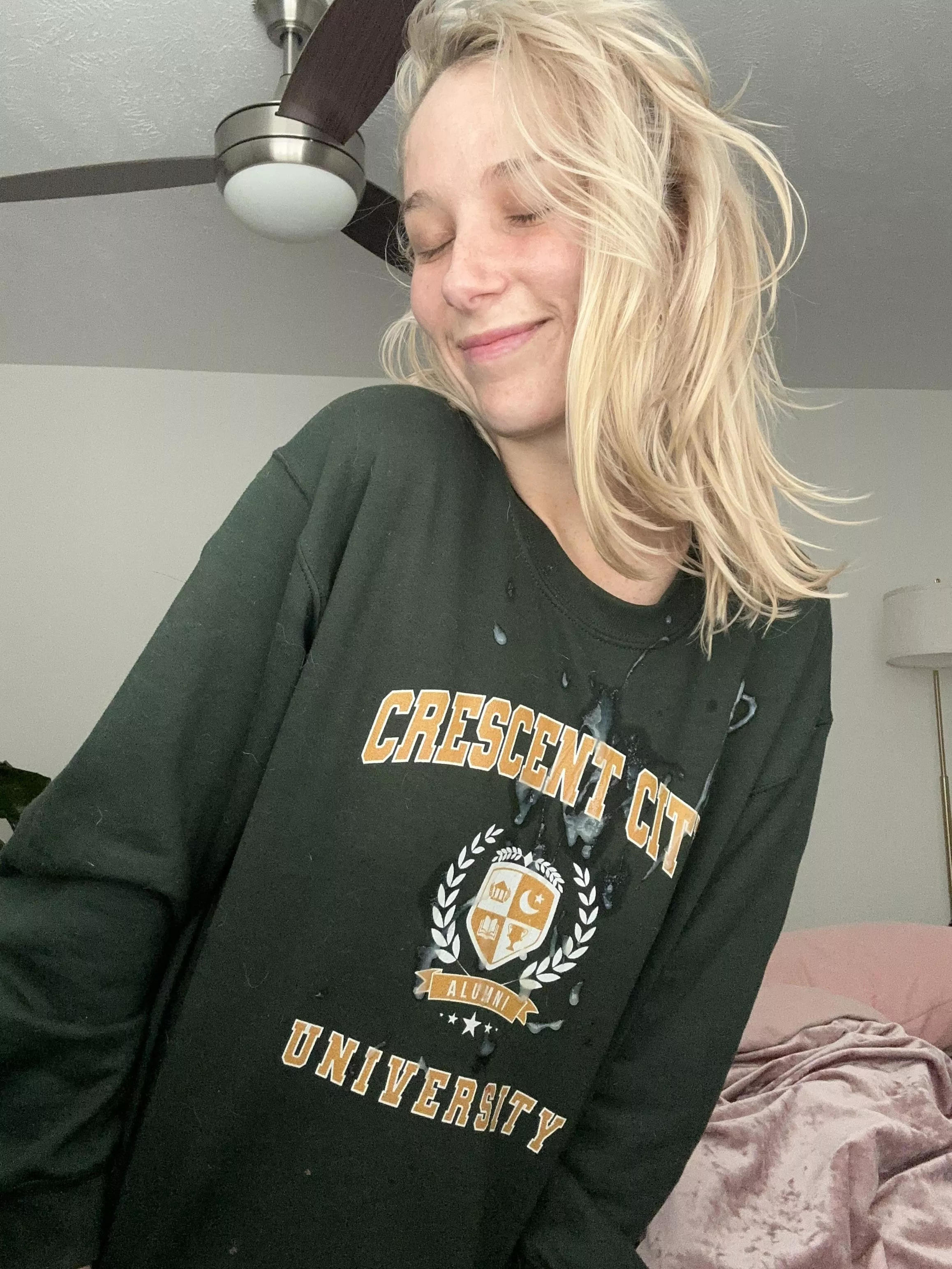 Cuddly morning sex led to some cum on my clothes 😇