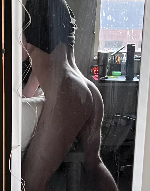 Don’t look at the dirty mirror, just look at my butt
