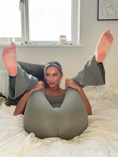 Flexible leggings on a flexible body