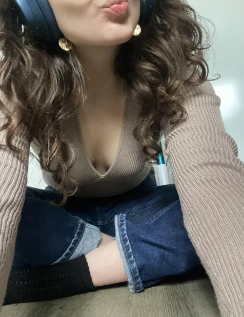 I think headphones make every outfit just a lil cuter 🥰